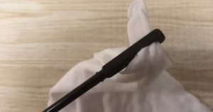 クリーニングロッドの穴にガーゼを通す