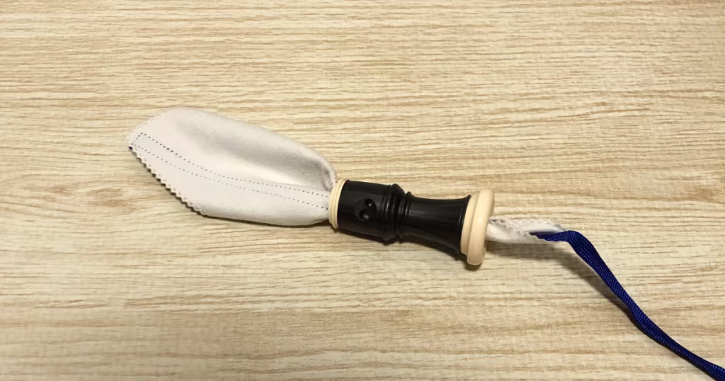 足部管にスワブを通す